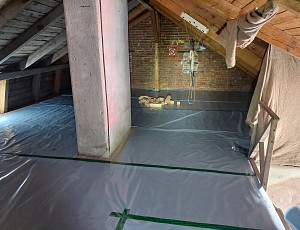 Zateplení stropu rodinného domu pomocí foukané izolace